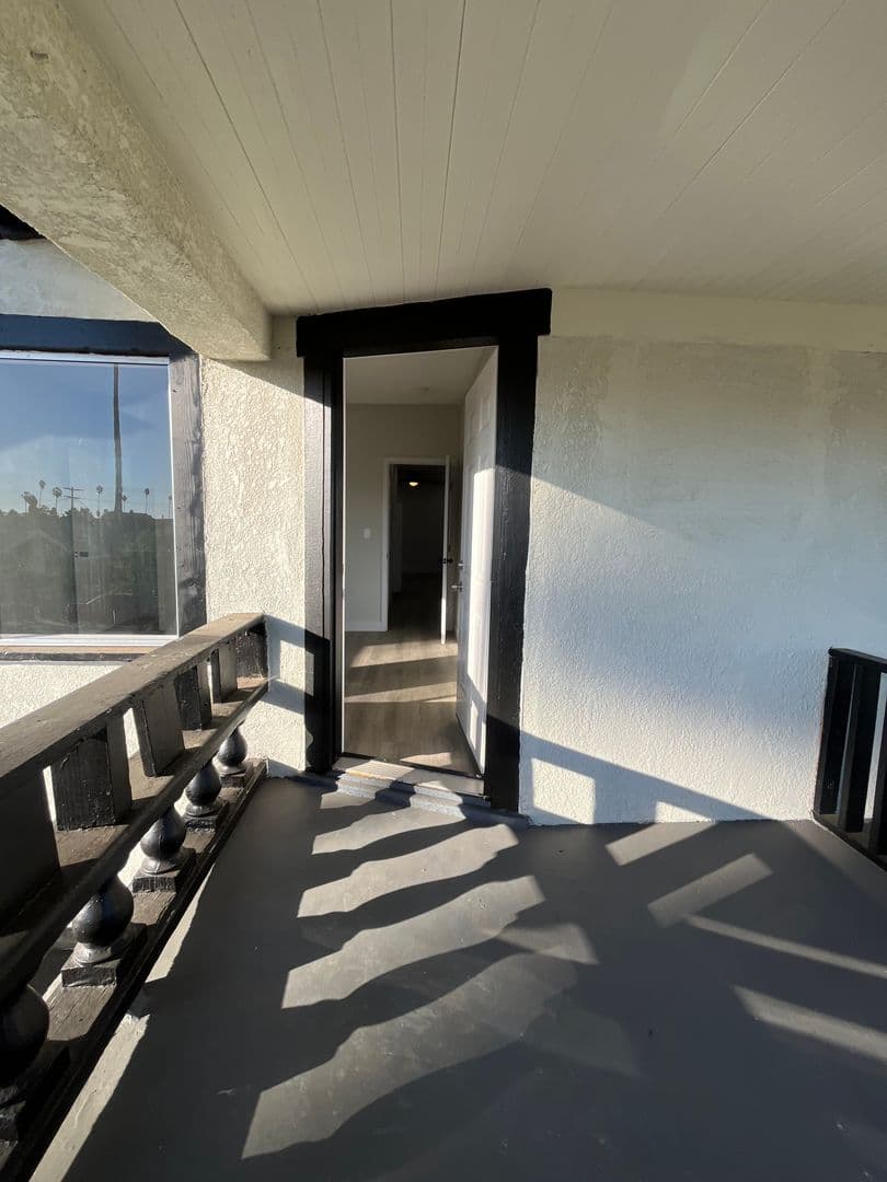 Los Angeles Apartment: 611 W. 46th Street