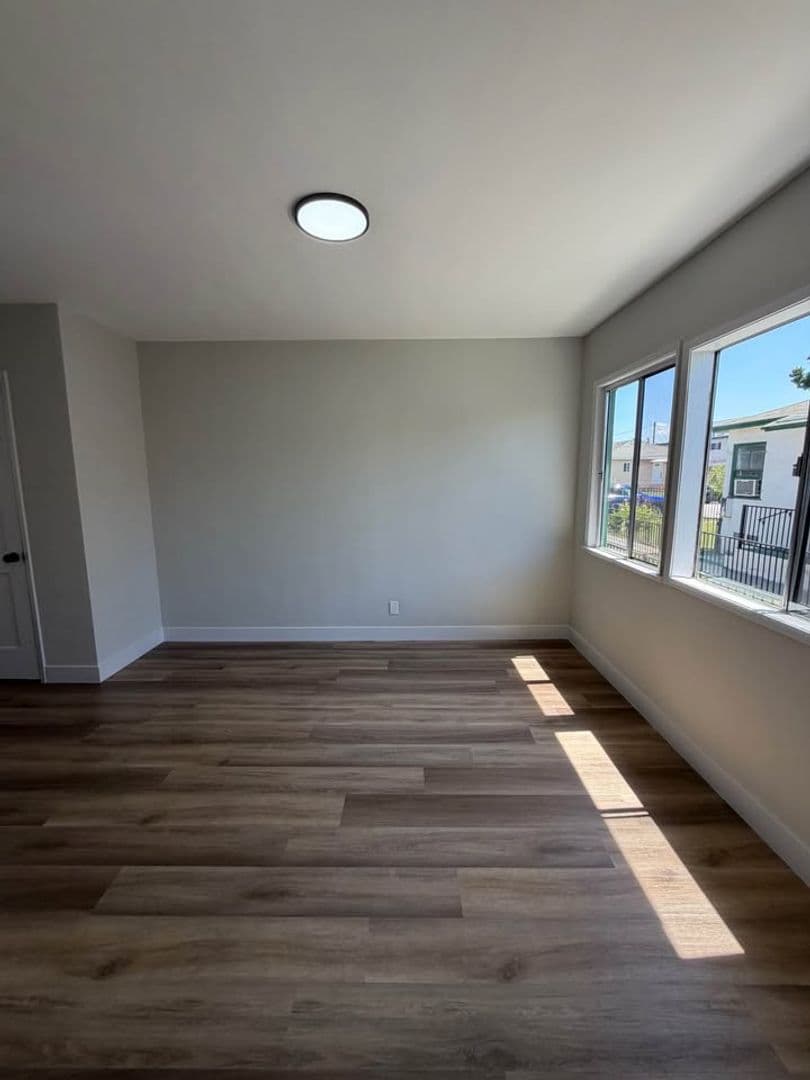 Los Angeles Apartment: 6717 S. Brynhurst Avenue