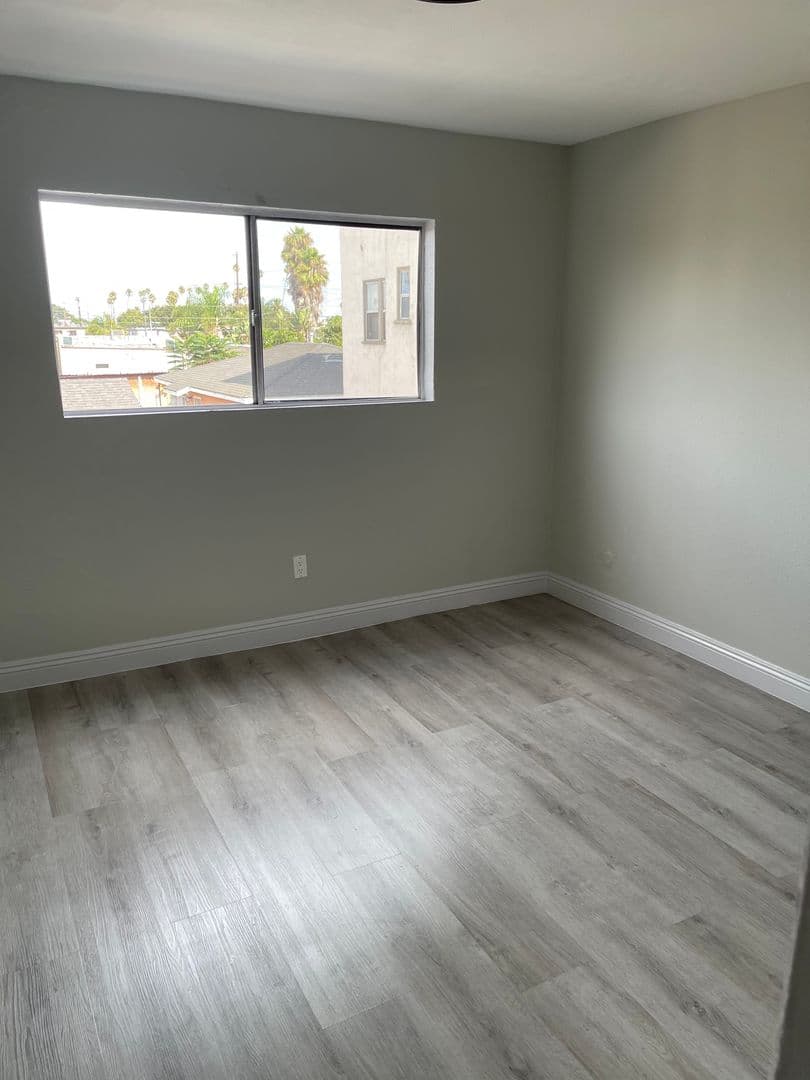 Los Angeles Apartment: 832 W. 81st Street