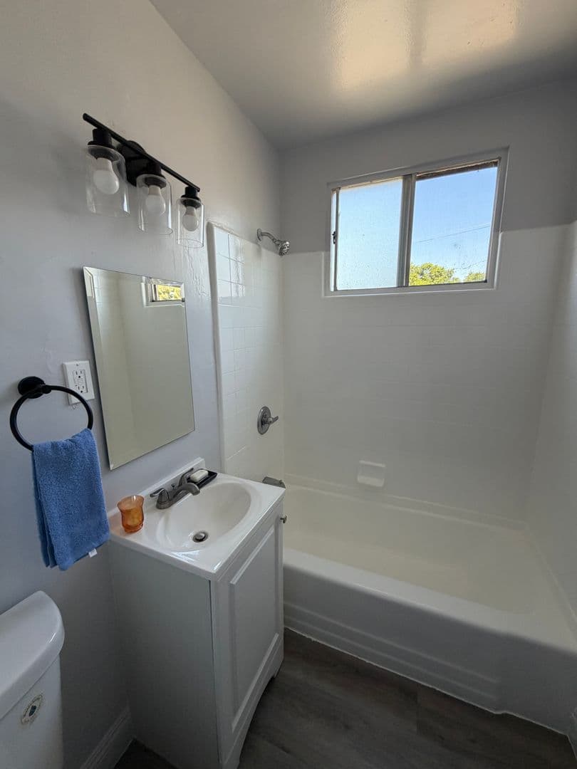 Los Angeles Apartment: 3800 W. 27th Street