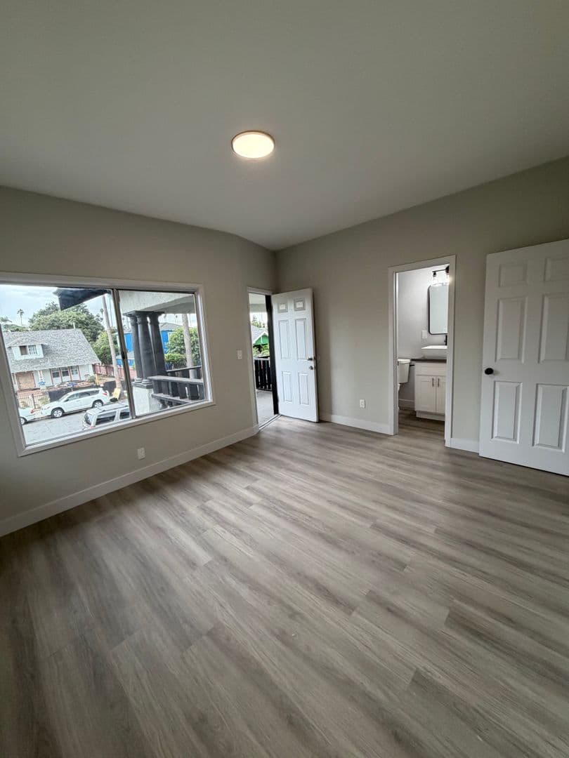 Los Angeles Apartment: 611 W. 46th Street