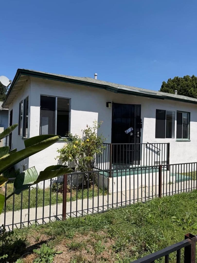 Los Angeles Apartment: 6717 S. Brynhurst Avenue