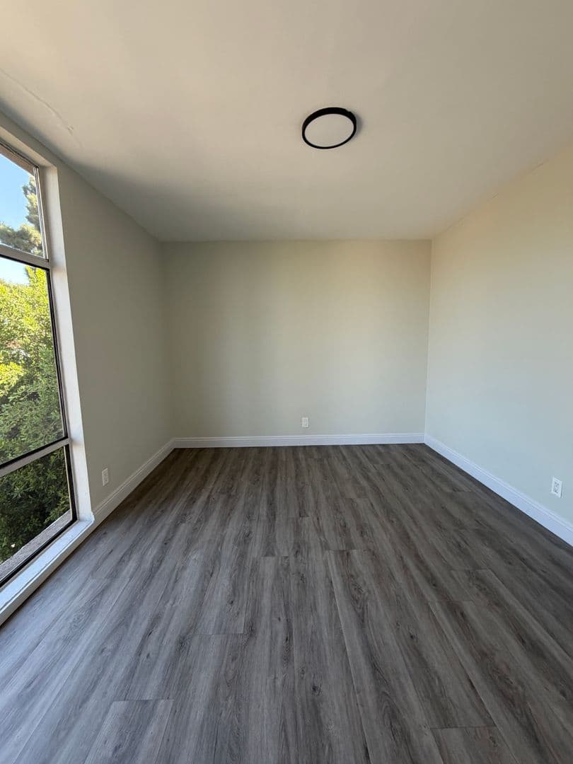Los Angeles Apartment: 3800 W. 27th Street