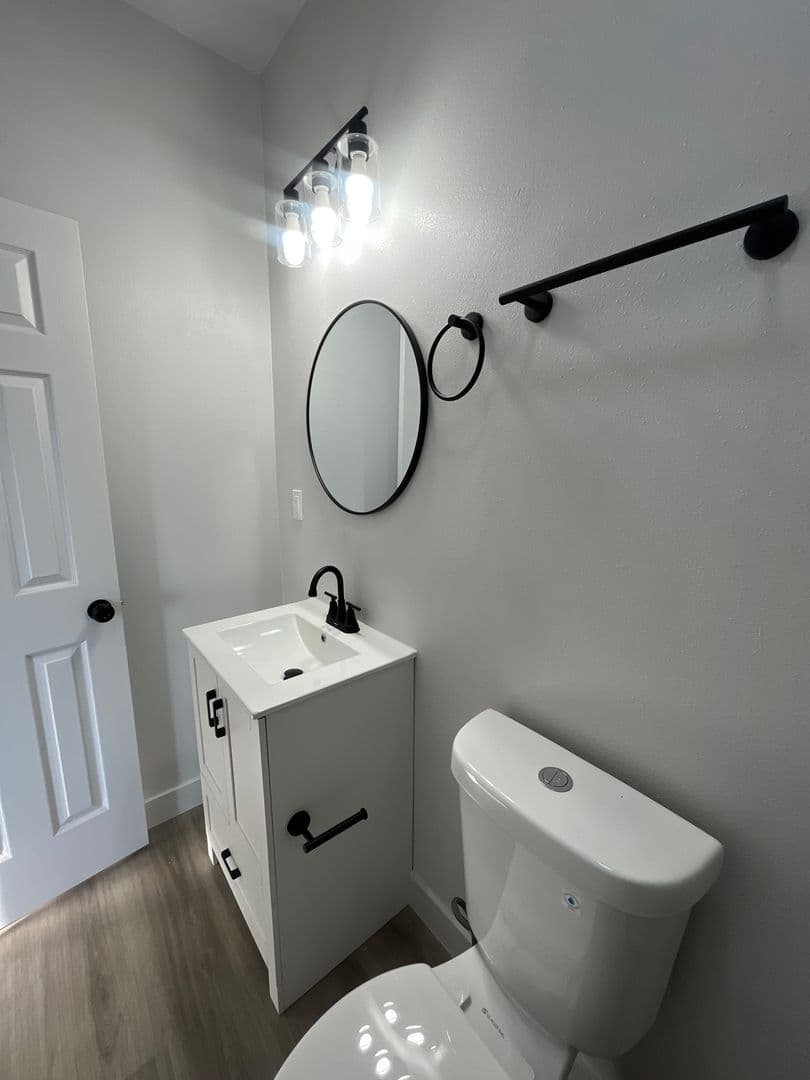 Los Angeles Apartment: 611 W. 46th Street