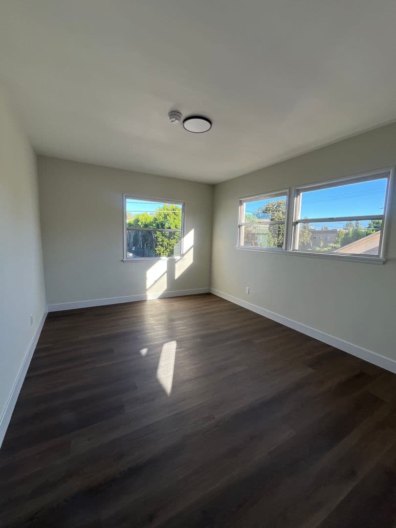 Los Angeles Apartment: 3965 S. Normandie Avenue