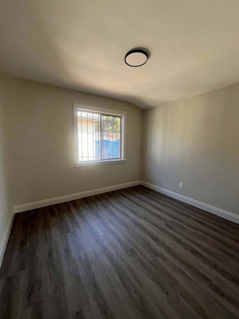 Los Angeles Apartment: 1043 W. 95th Street