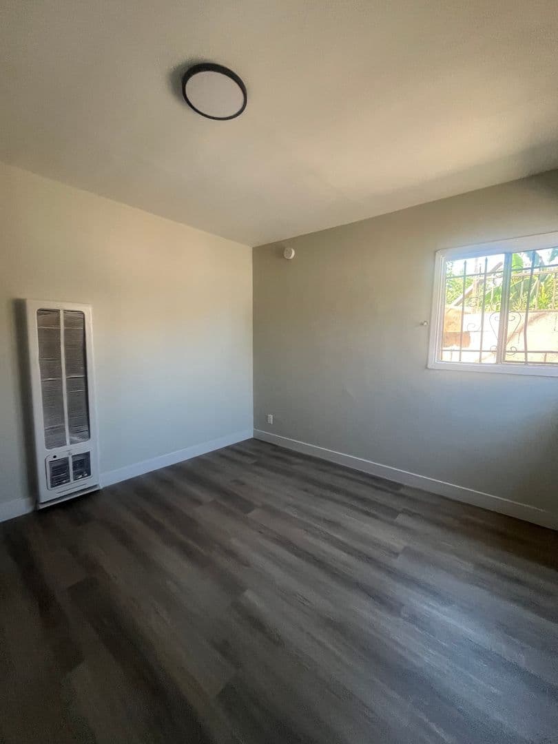 Los Angeles Apartment: 1043 W. 95th Street