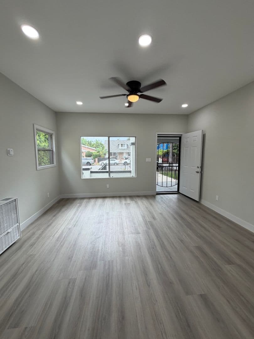 Los Angeles Apartment: 611 W. 46th Street