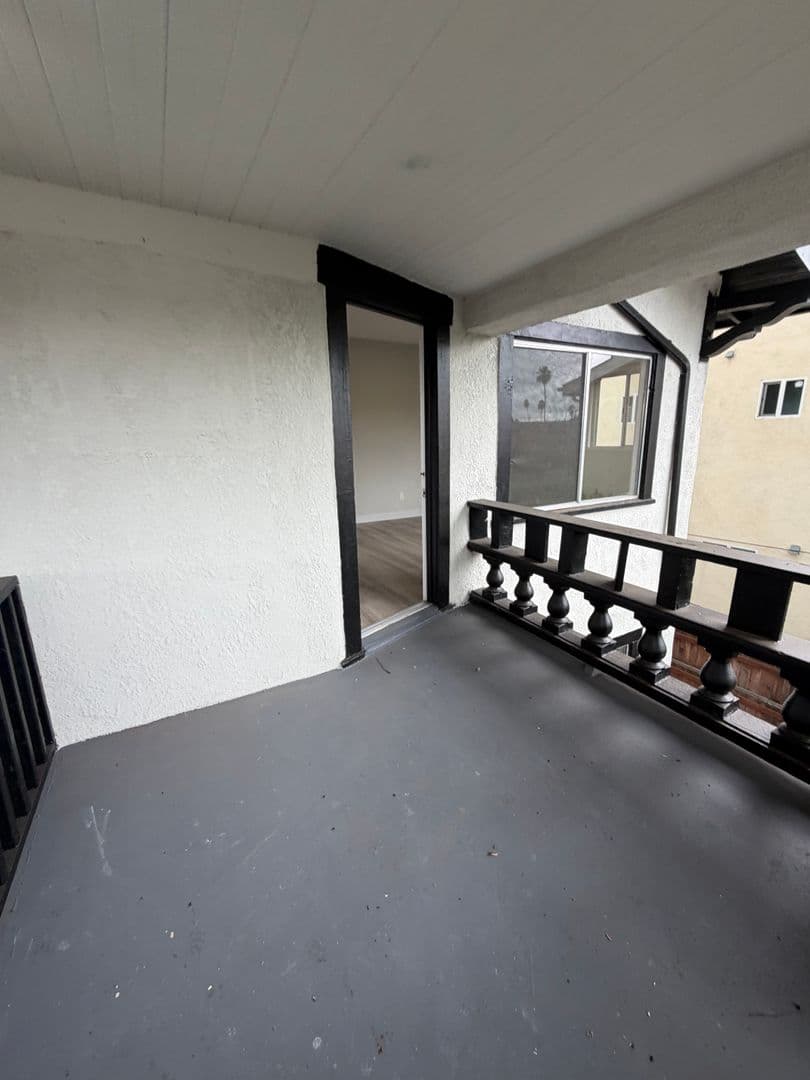 Los Angeles Apartment: 611 W. 46th Street