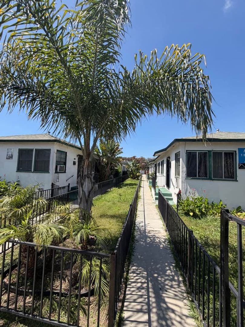 Los Angeles Apartment: 6717 S. Brynhurst Avenue