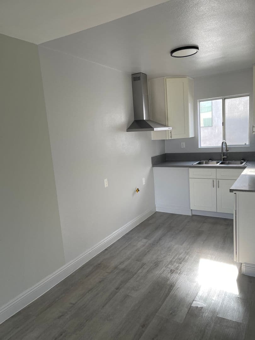 Los Angeles Apartment: 832 W. 81st Street
