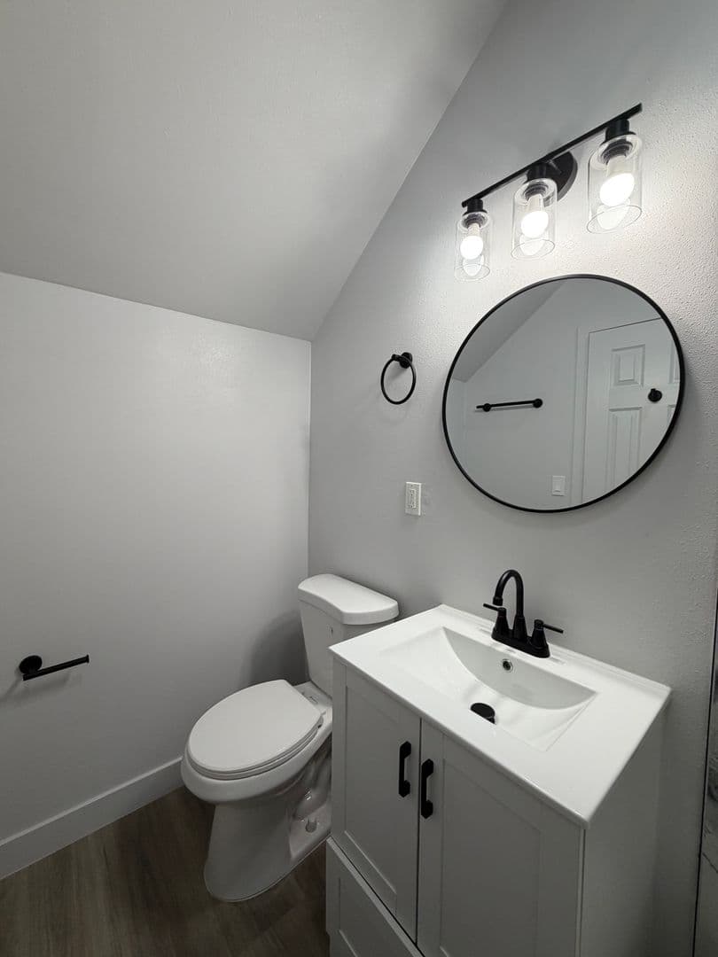 Los Angeles Apartment: 611 W. 46th Street