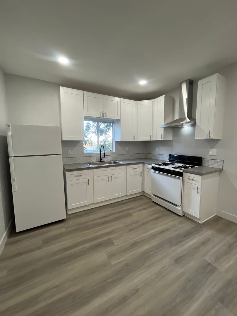 Los Angeles Apartment: 611 W. 46th Street