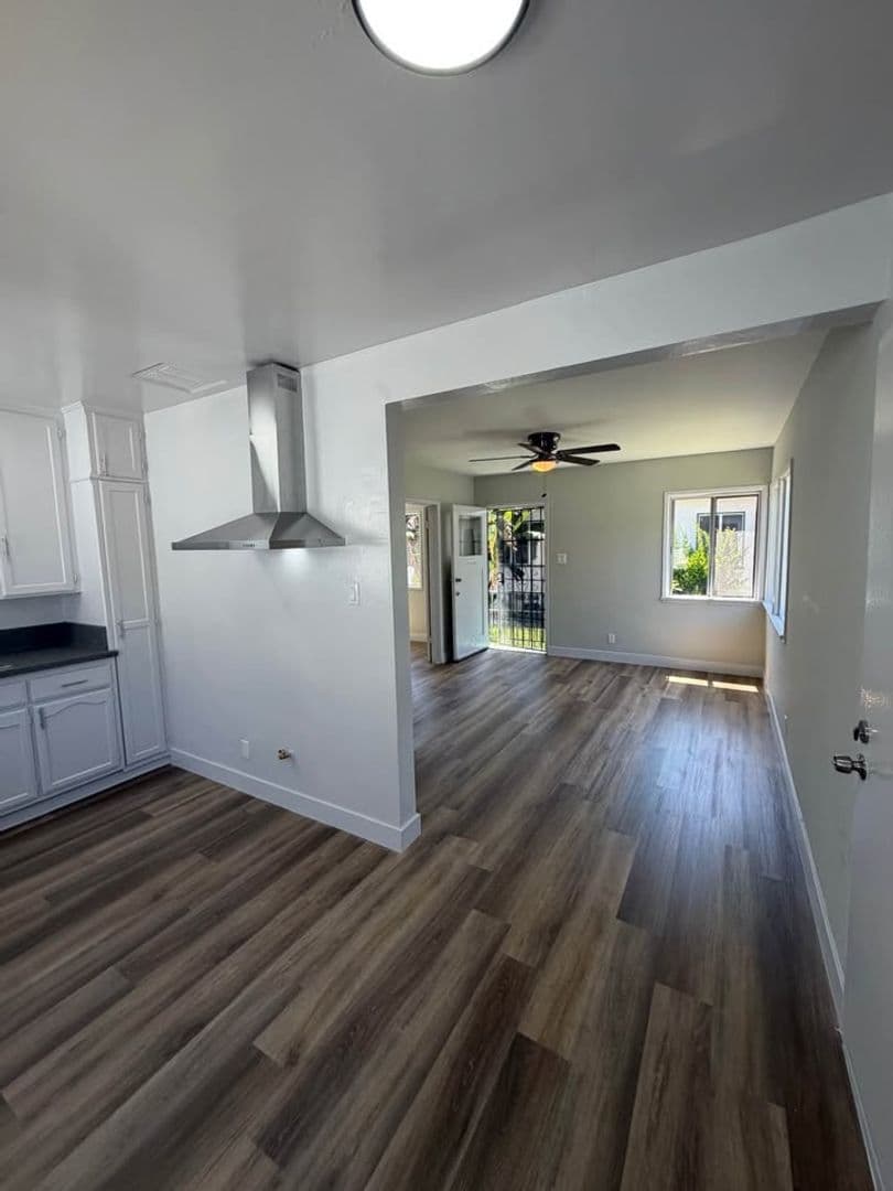 Los Angeles Apartment: 6717 S. Brynhurst Avenue