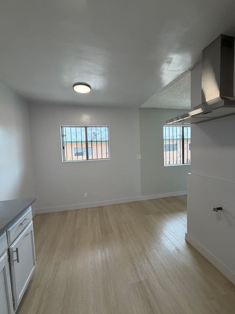 Los Angeles Apartment: 609 W. 94th Street