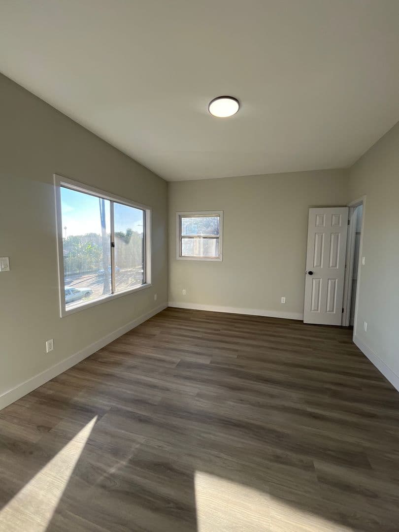 Los Angeles Apartment: 611 W. 46th Street