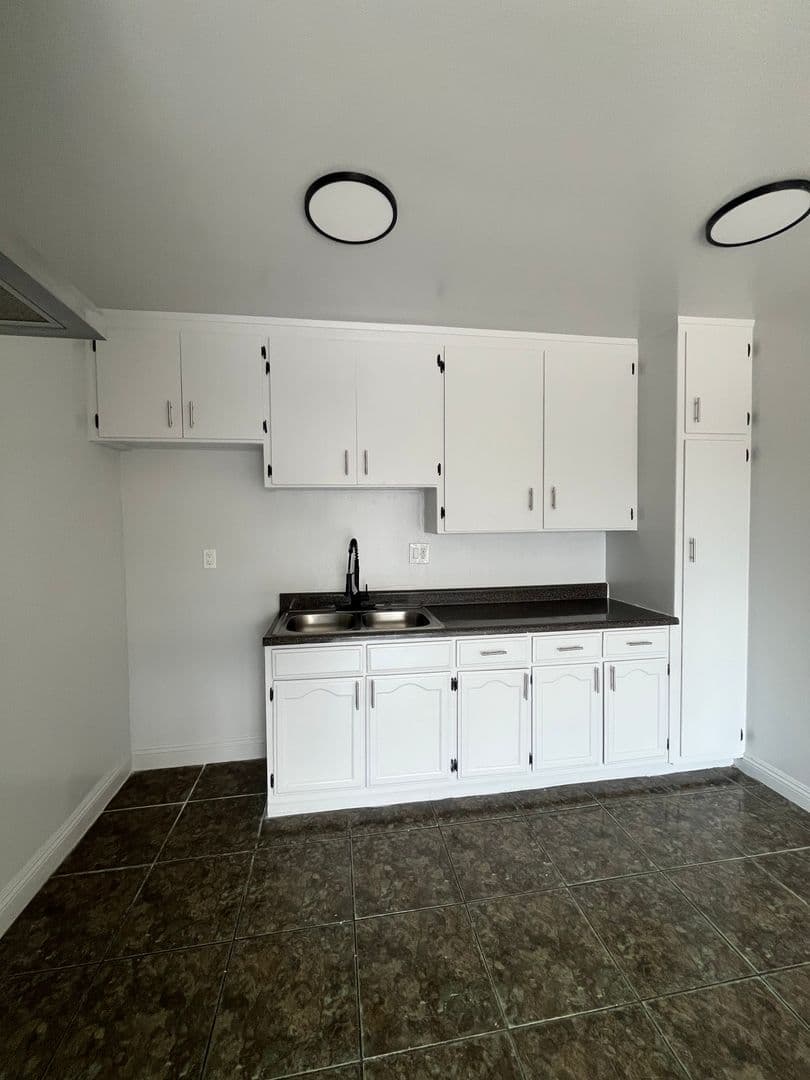 Los Angeles Apartment: 3511 W. 15th Street