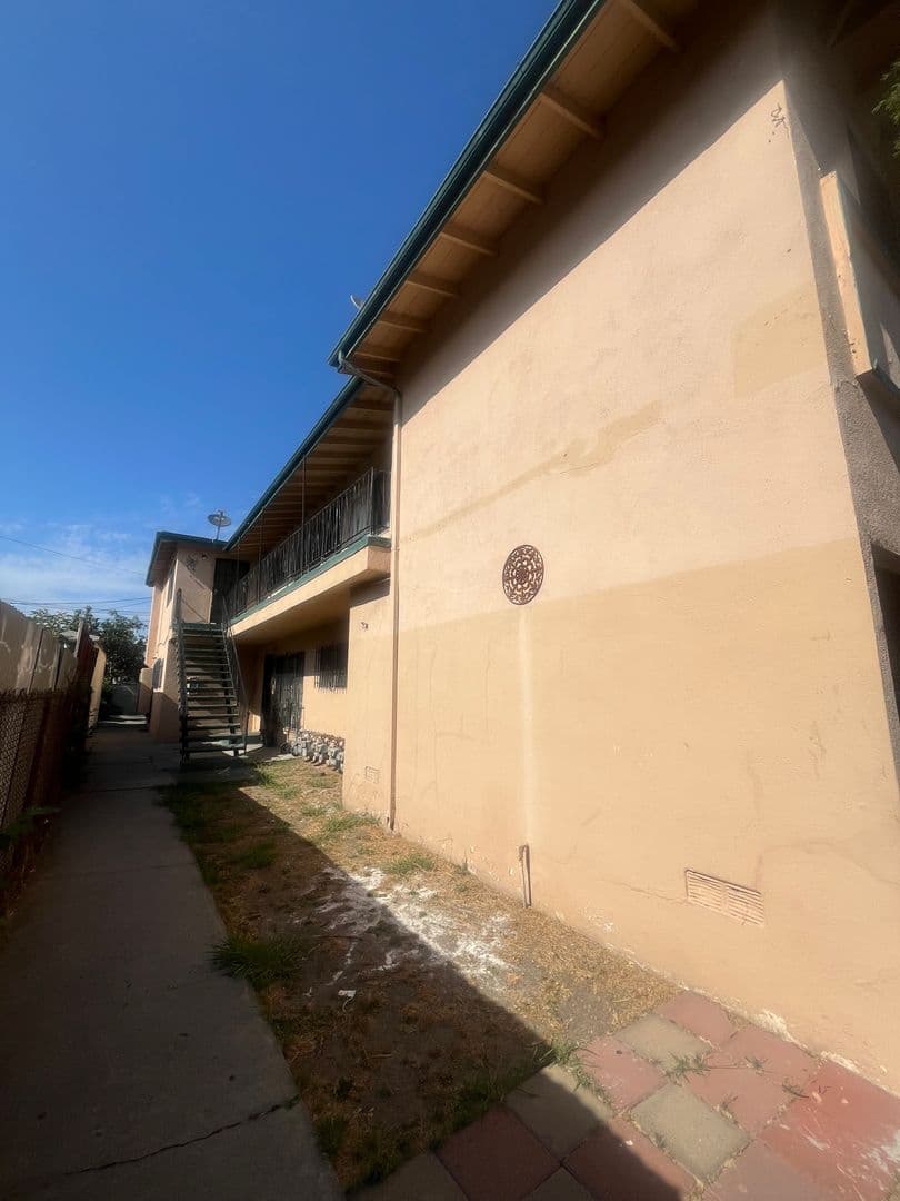 Los Angeles Apartment: 3511 W. 15th Street