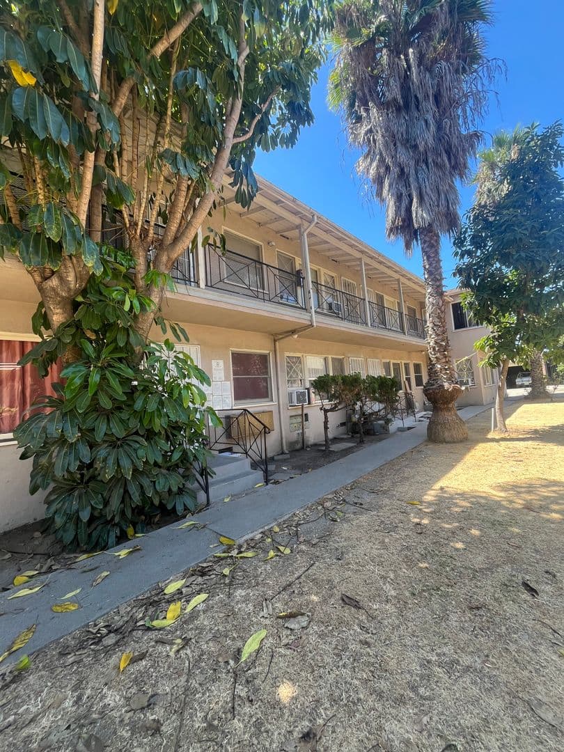 Los Angeles Apartment: 3965 S. Normandie Avenue