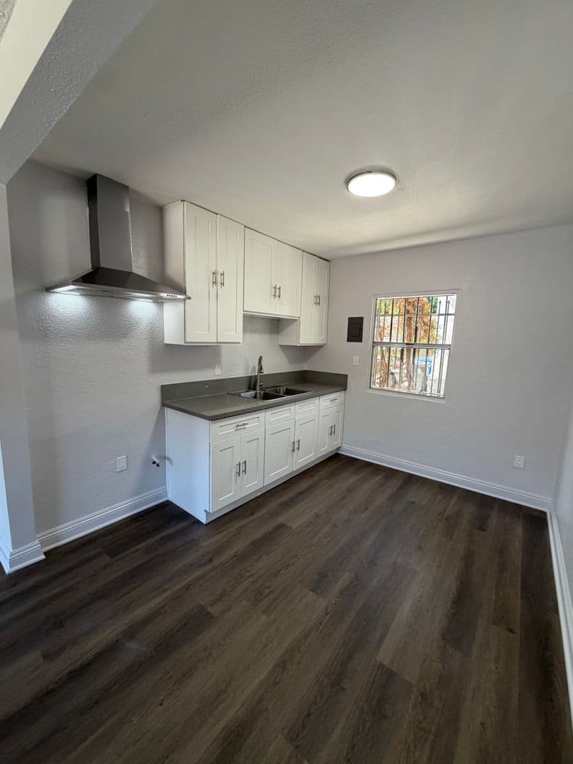 Los Angeles Apartment: 1338 W. 57th Street