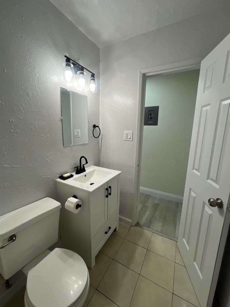 Los Angeles Apartment: 3511 W. 15th Street