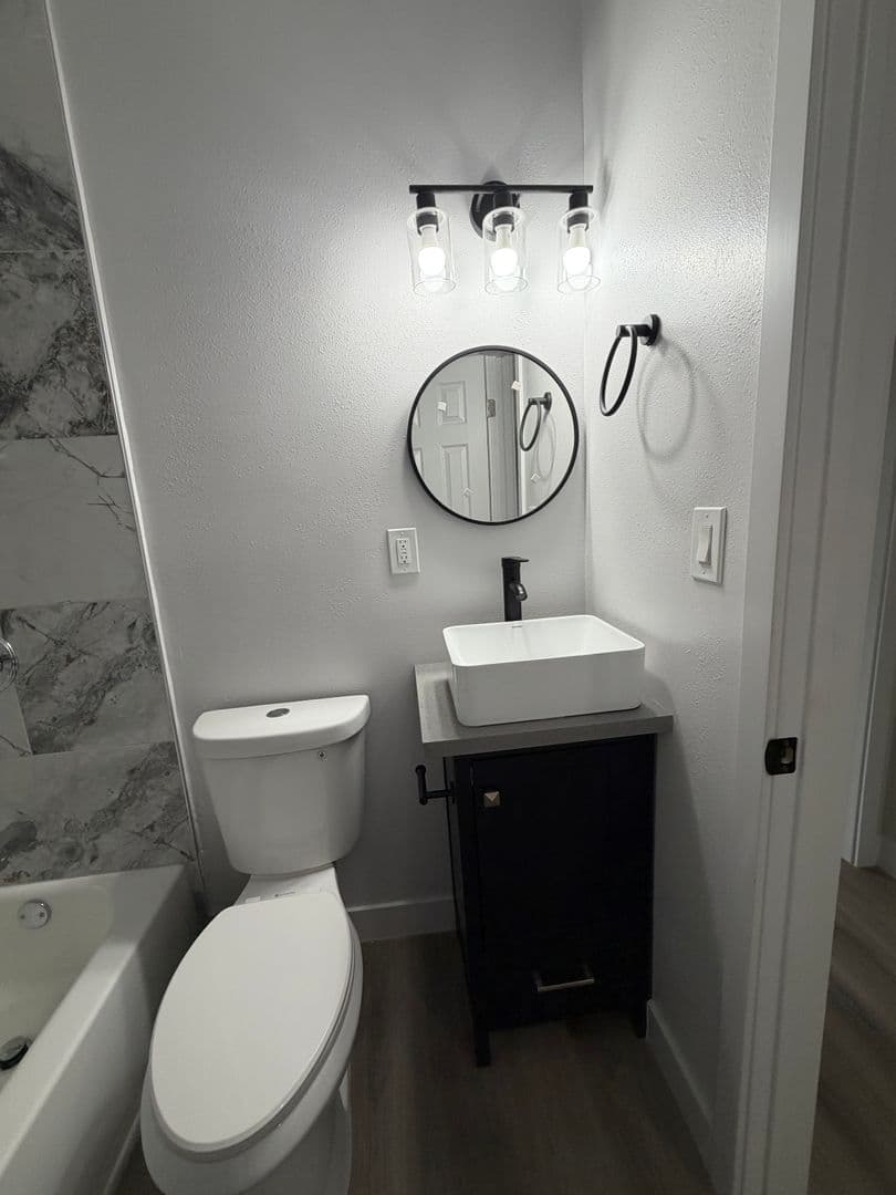 Los Angeles Apartment: 611 W. 46th Street