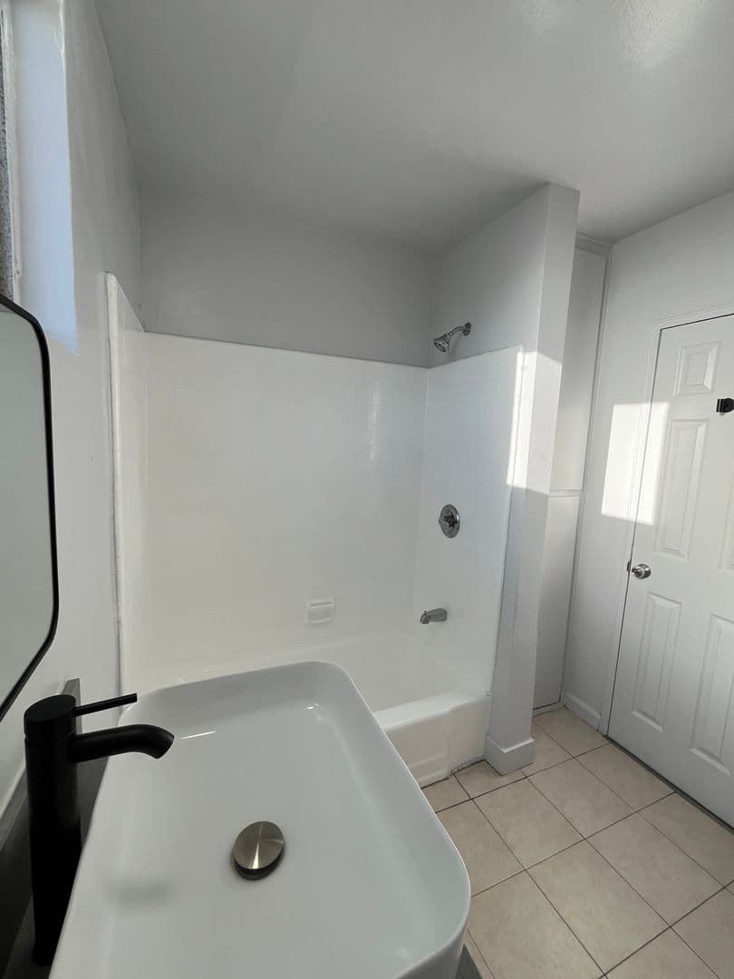 Los Angeles Apartment: 3800 W. 27th Street