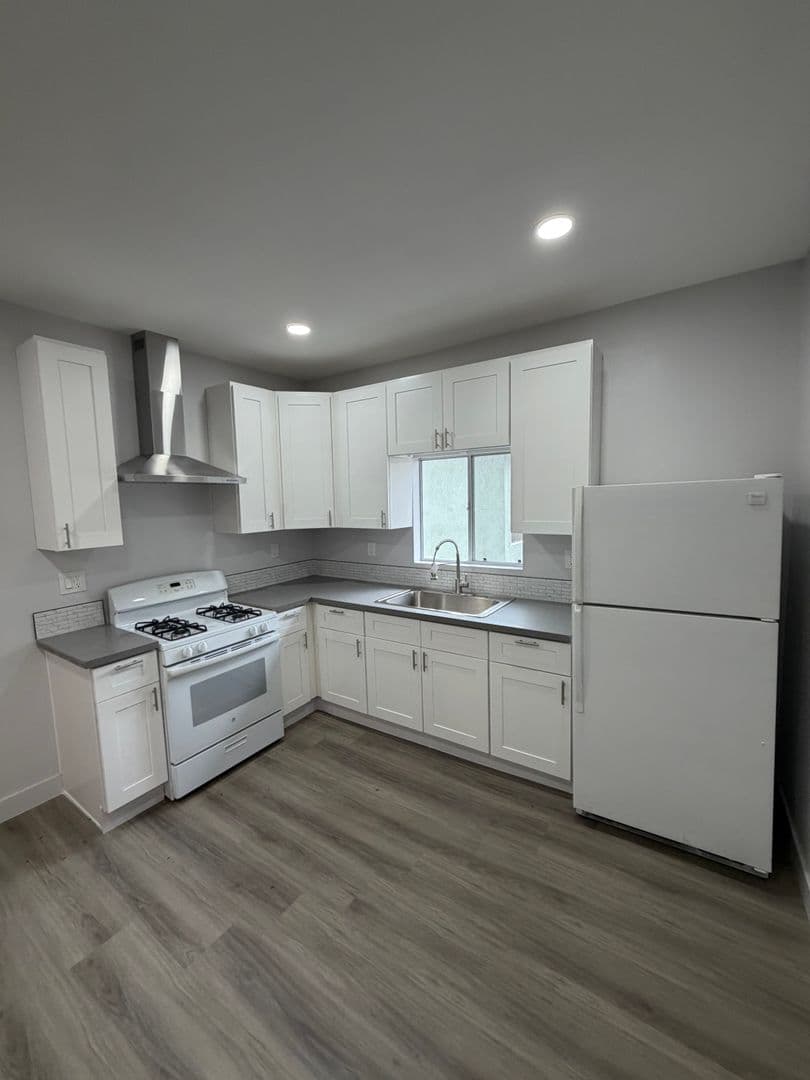 Los Angeles Apartment: 611 W. 46th Street