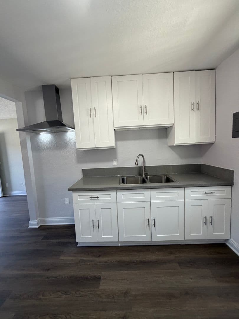 Los Angeles Apartment: 1338 W. 57th Street