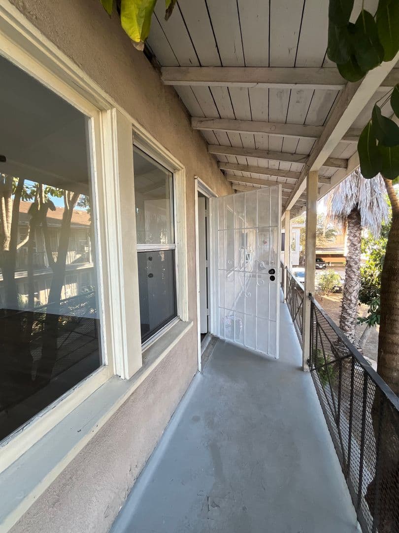 Los Angeles Apartment: 3965 S. Normandie Avenue