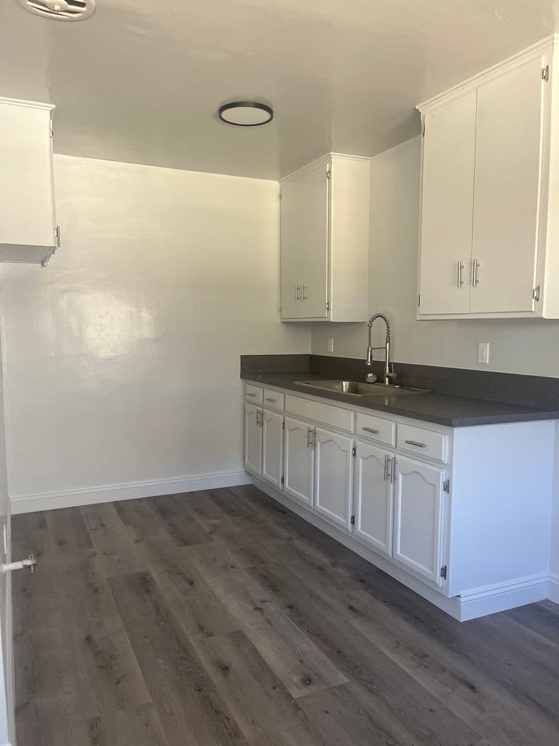 Los Angeles Apartment: 3965 S. Normandie Avenue