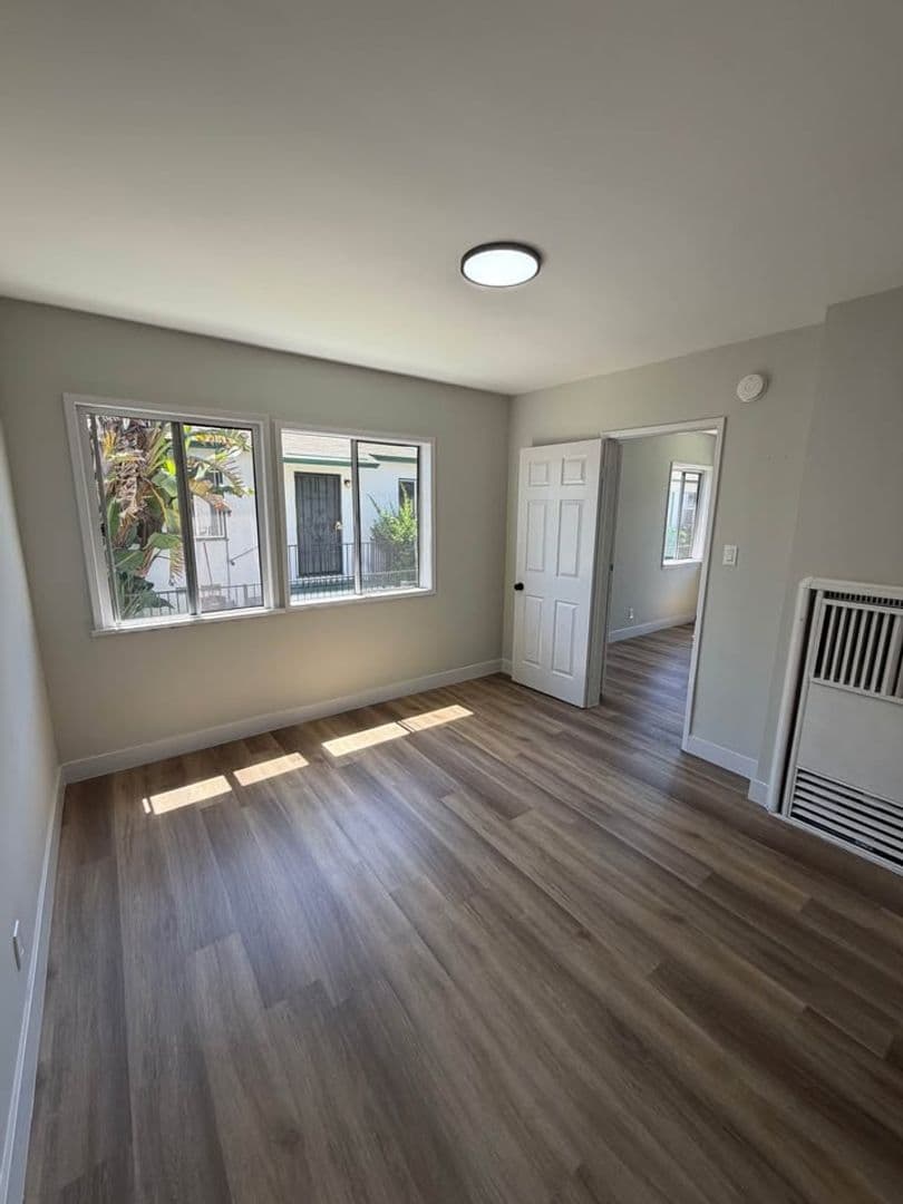 Los Angeles Apartment: 6717 S. Brynhurst Avenue