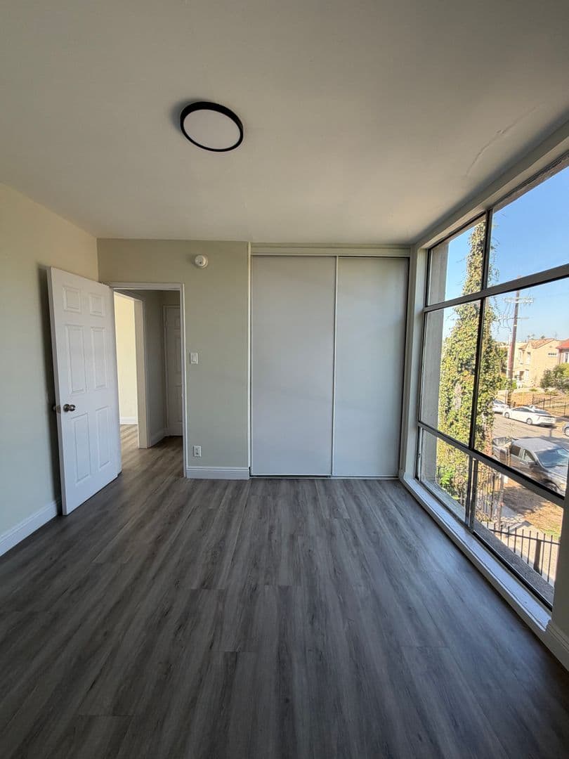 Los Angeles Apartment: 3800 W. 27th Street