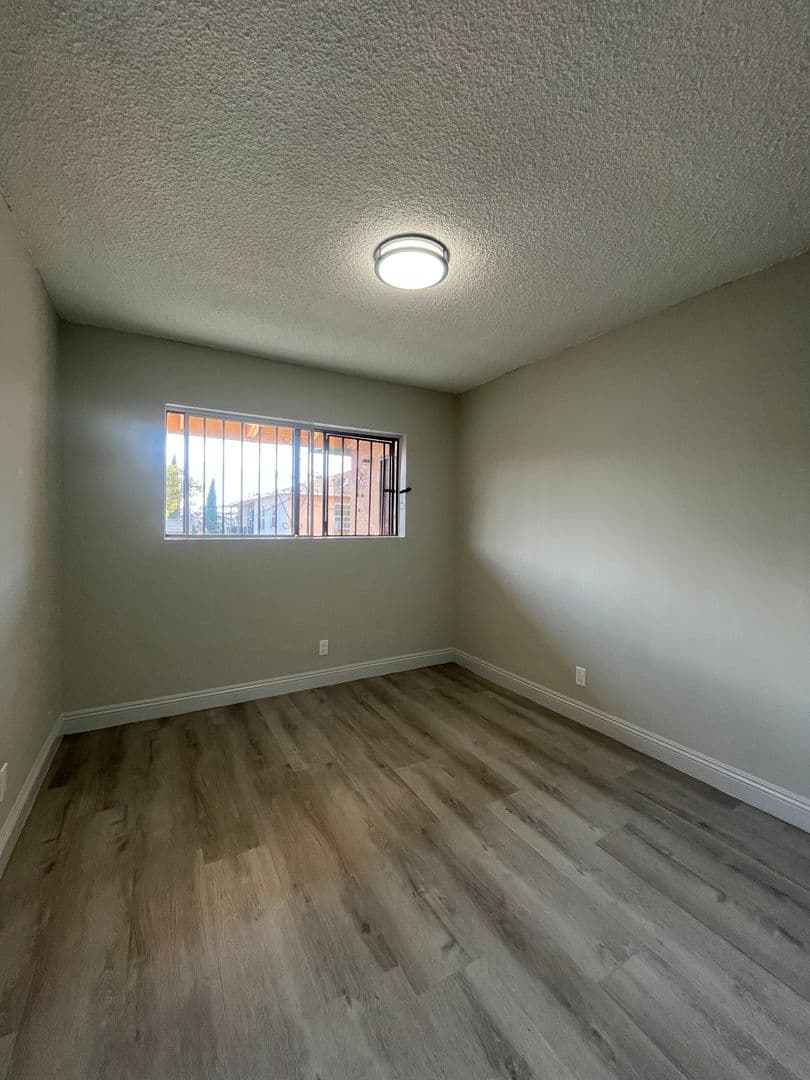 Los Angeles Apartment: 3511 W. 15th Street