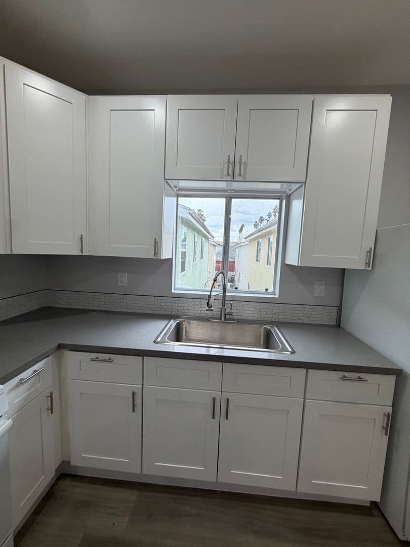 Los Angeles Apartment: 611 W. 46th Street