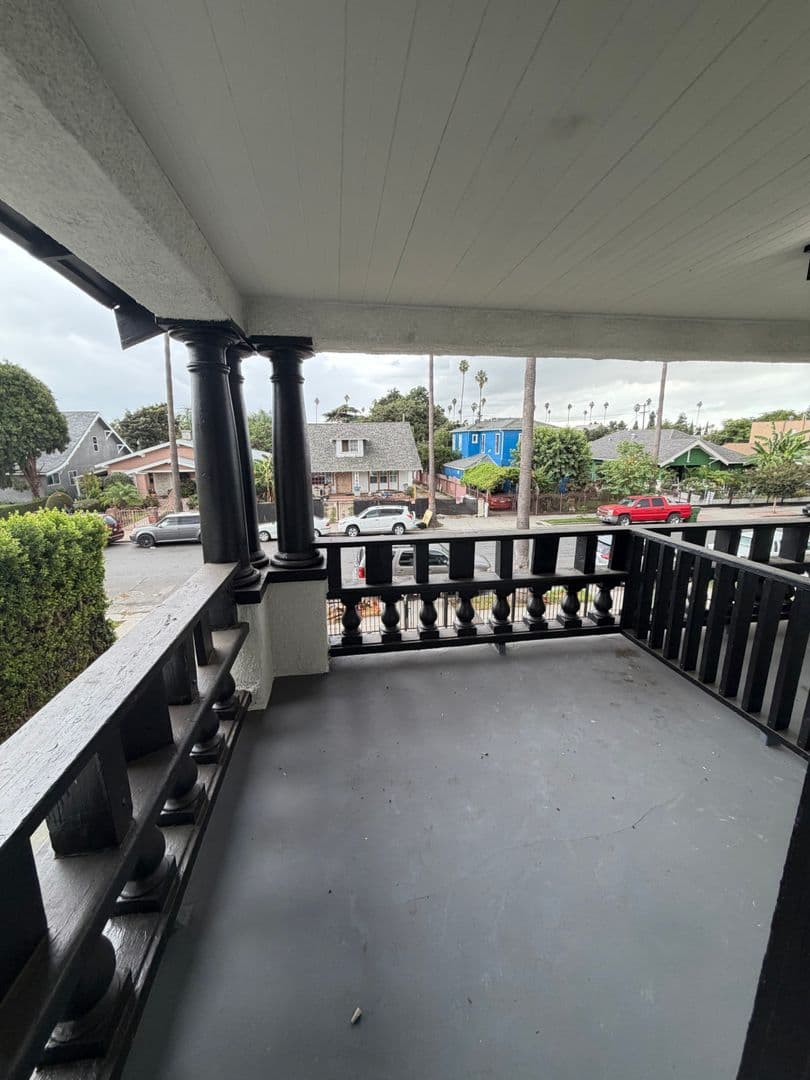 Los Angeles Apartment: 611 W. 46th Street
