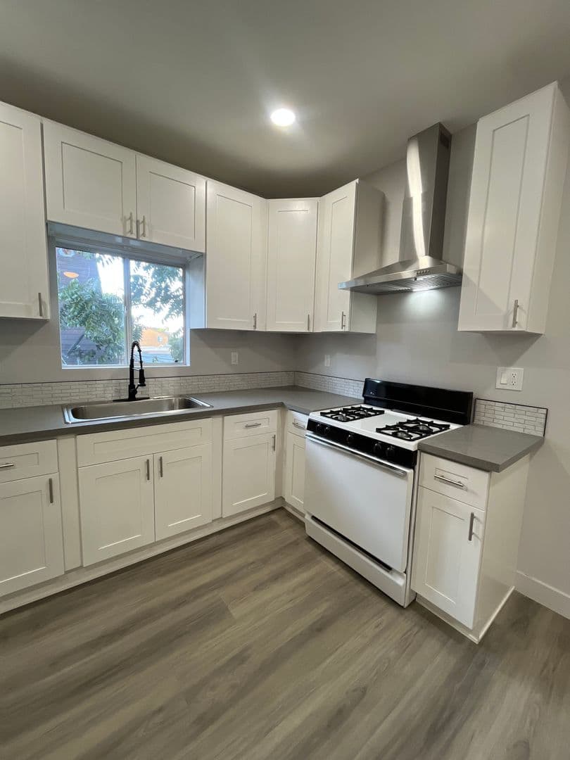 Los Angeles Apartment: 611 W. 46th Street