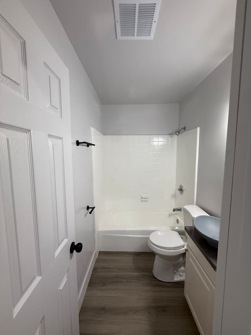 Los Angeles Apartment: 1443 W. 105th Street