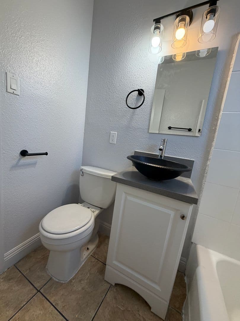 Los Angeles Apartment: 1338 W. 57th Street
