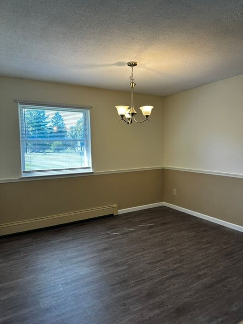 Clinton Apartment: 16 Old Boorne Dr.