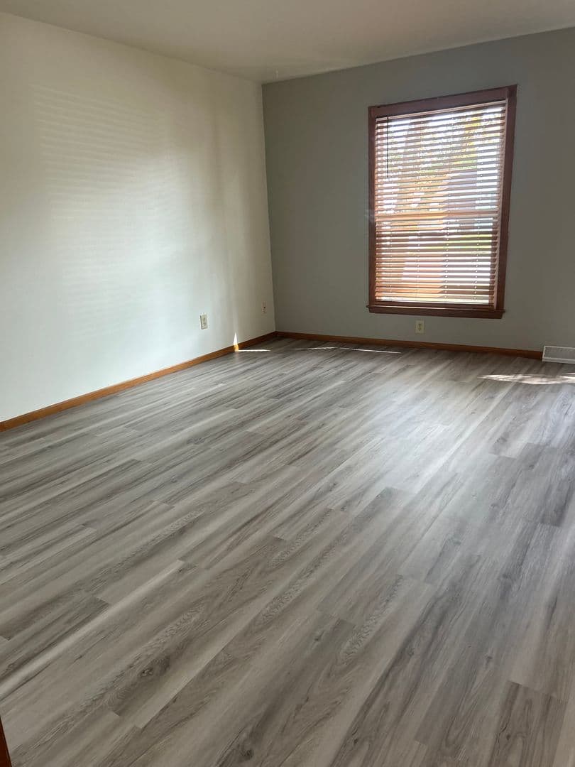 Neenah Apartment: 1001/1003/1005/1007 Brookwood Drive