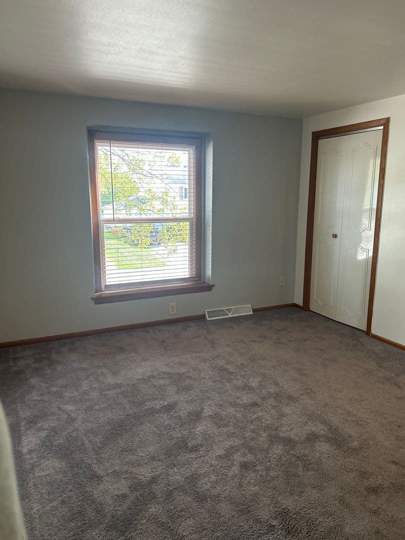 Neenah Apartment: 1001/1003/1005/1007 Brookwood Drive
