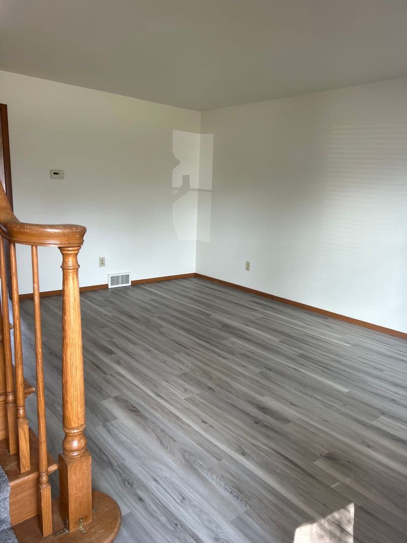 Neenah Apartment: 1001/1003/1005/1007 Brookwood Drive