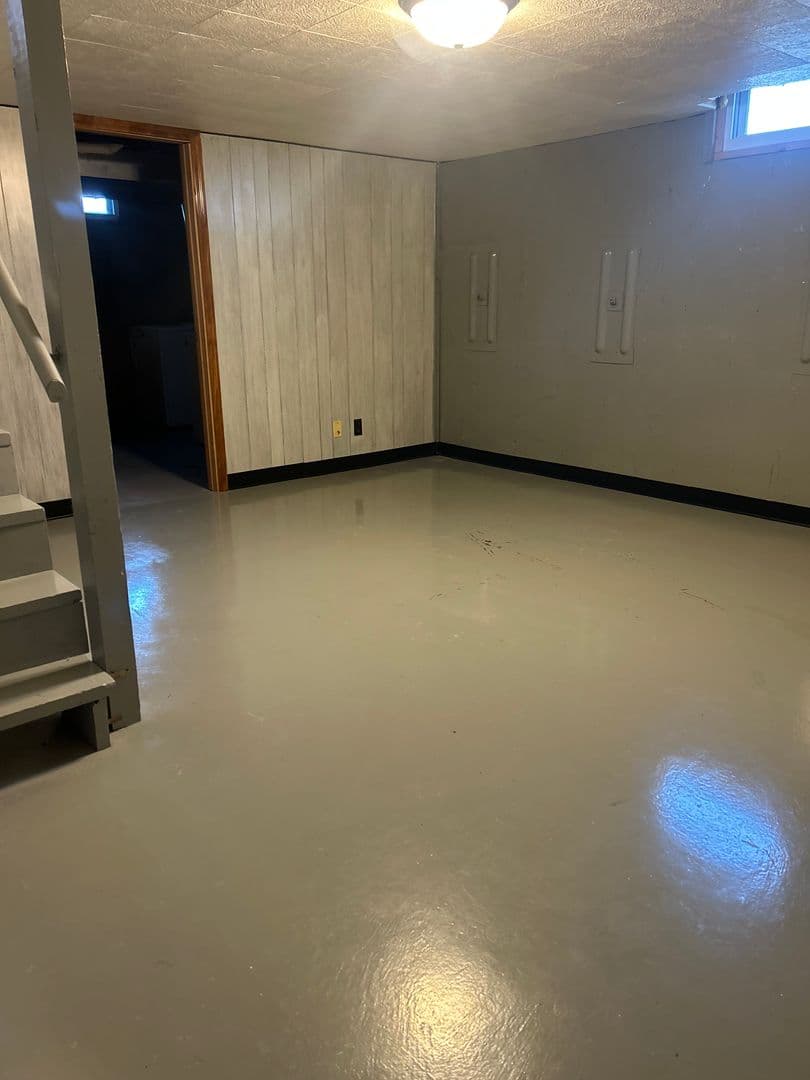 Neenah Apartment: 1001/1003/1005/1007 Brookwood Drive