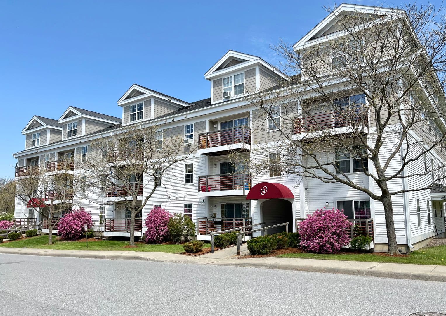 South Burlington Apartment: Olde Orchard Park