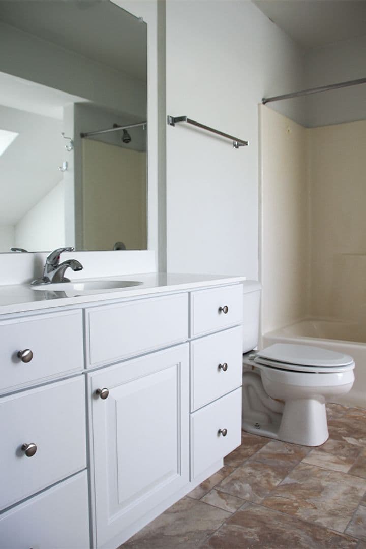 South Burlington Apartment: Olde Orchard Park