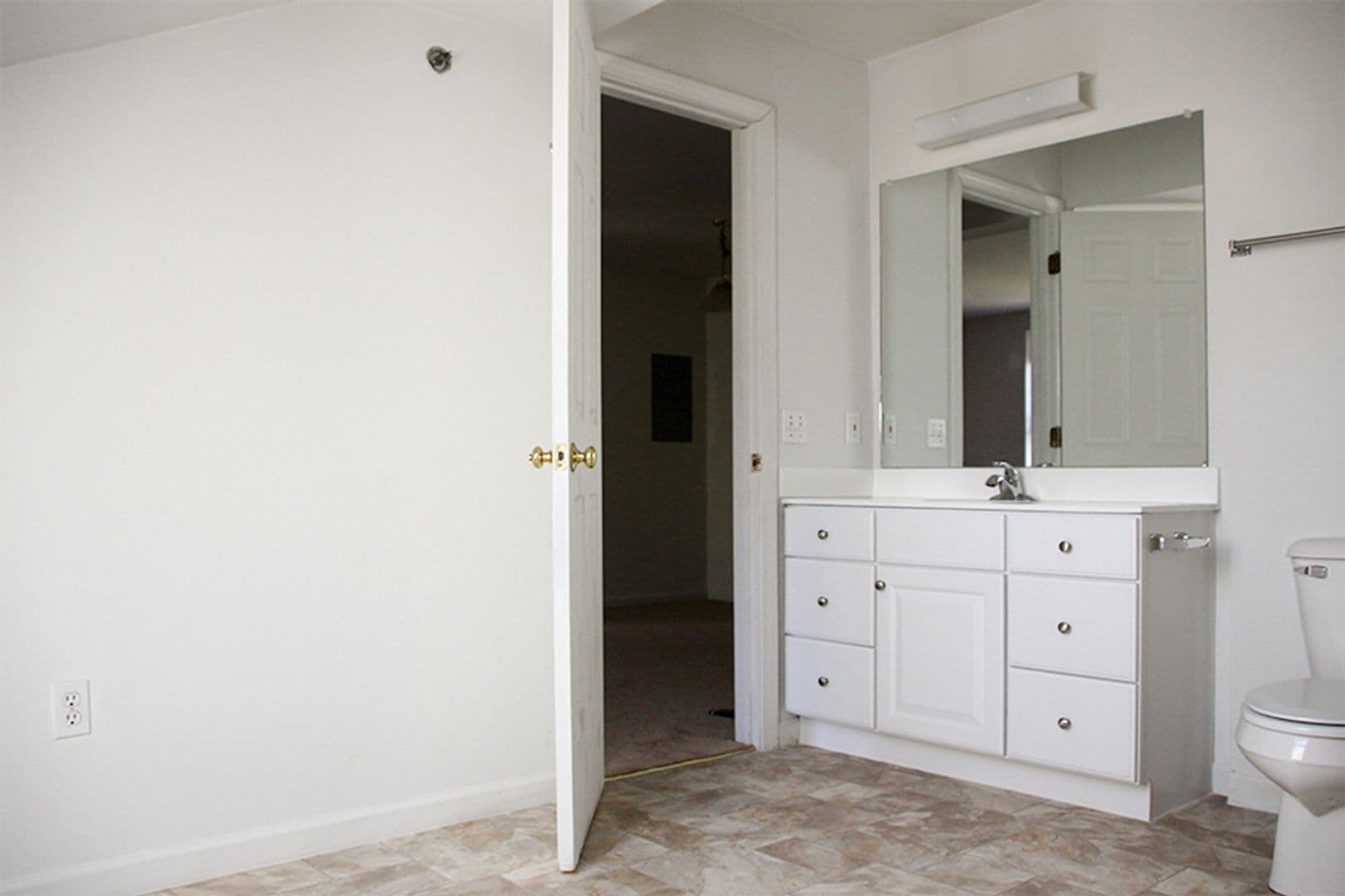 South Burlington Apartment: Olde Orchard Park