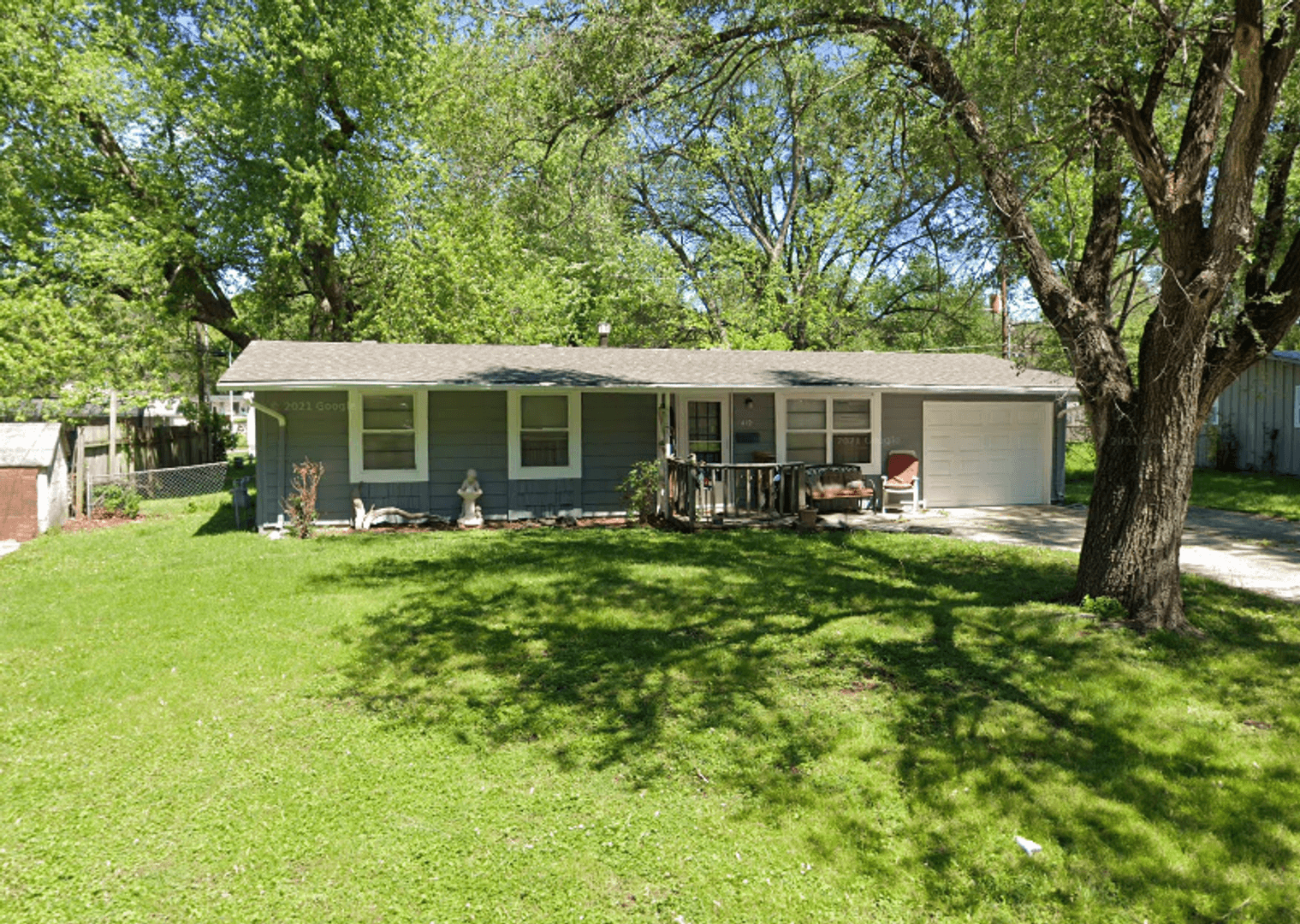 Independence House: 412 N Cochise Dr