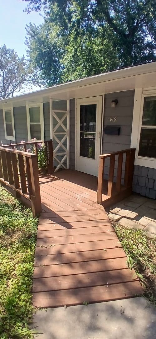 Independence House: 412 N Cochise Dr