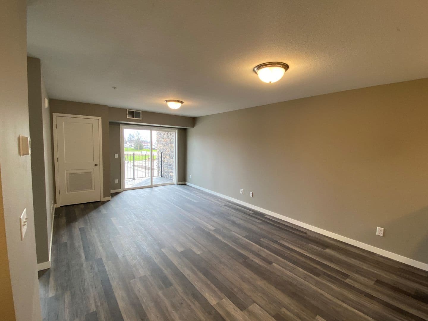 Owatonna Apartment: 325 Florence Ave